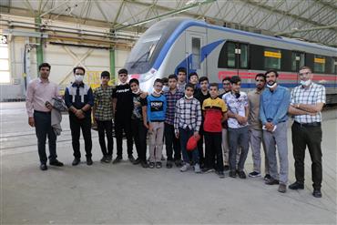بازدید جمعی از دانش آموزان مقطع متوسطه دوم از مترو اصفهان